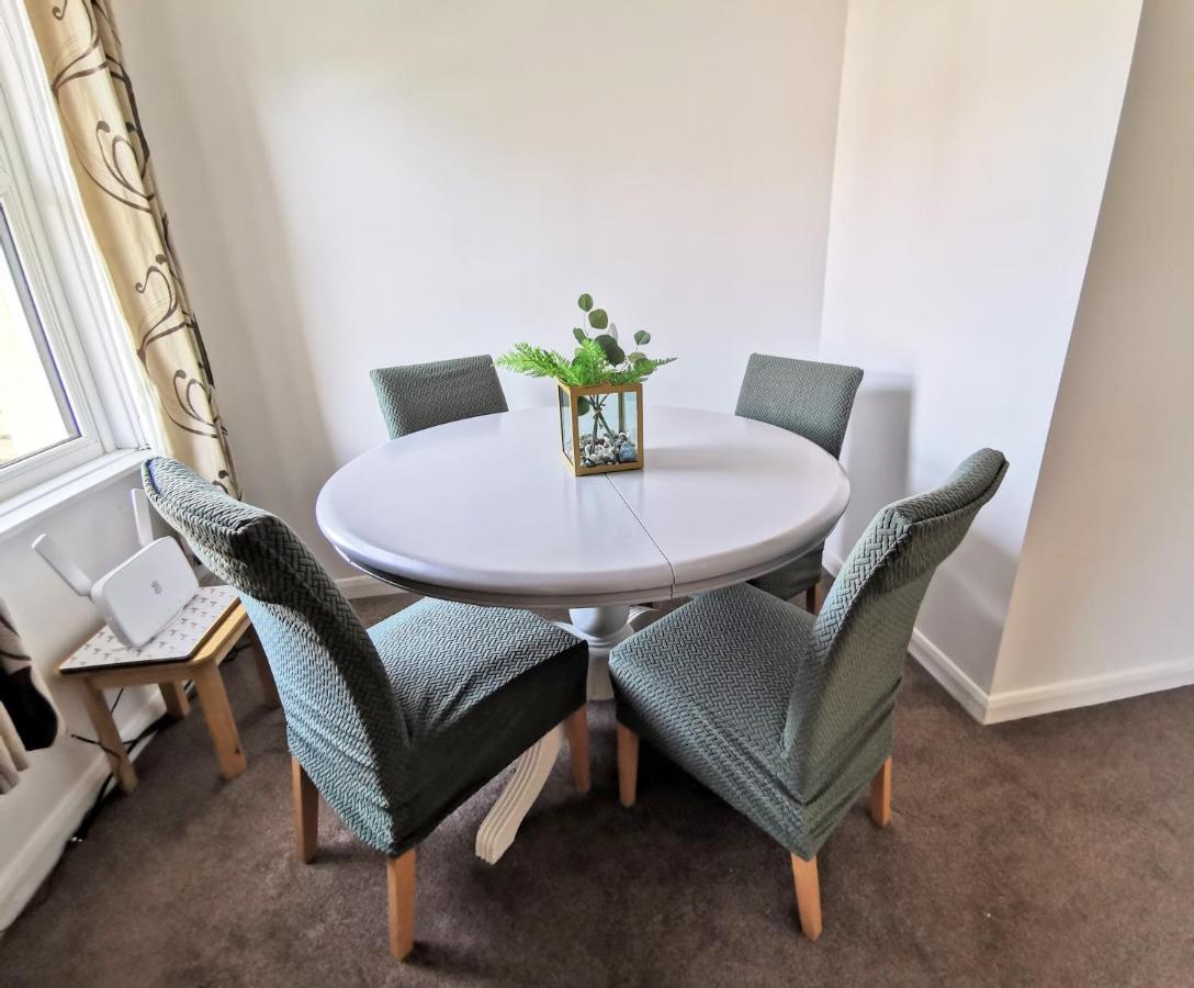 2 Bed Apt W/ Private Parking Close To Town Centre Huntingdon Exterior photo