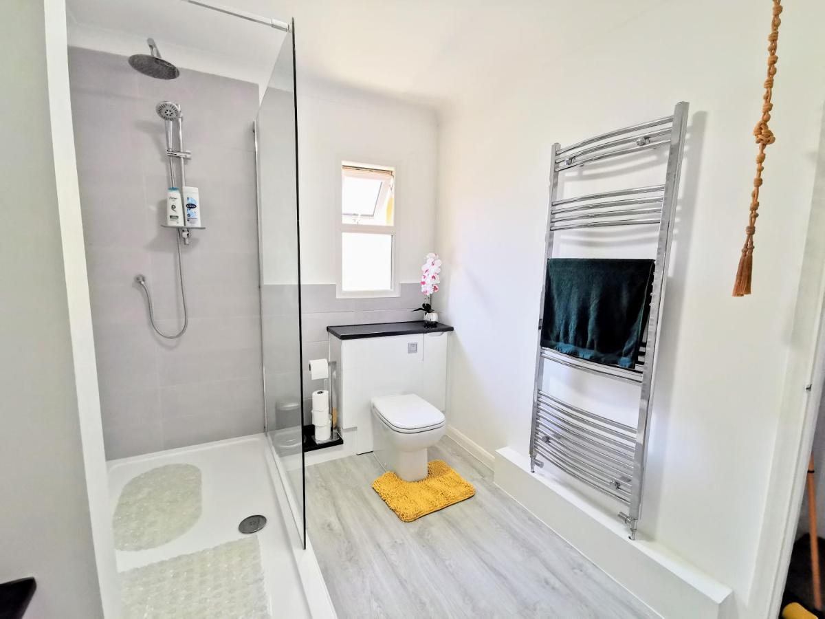 2 Bed Apt W/ Private Parking Close To Town Centre Huntingdon Exterior photo