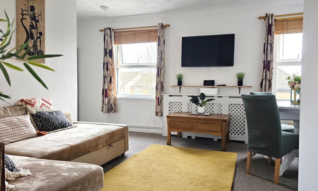 2 Bed Apt W/ Private Parking Close To Town Centre Huntingdon Exterior photo