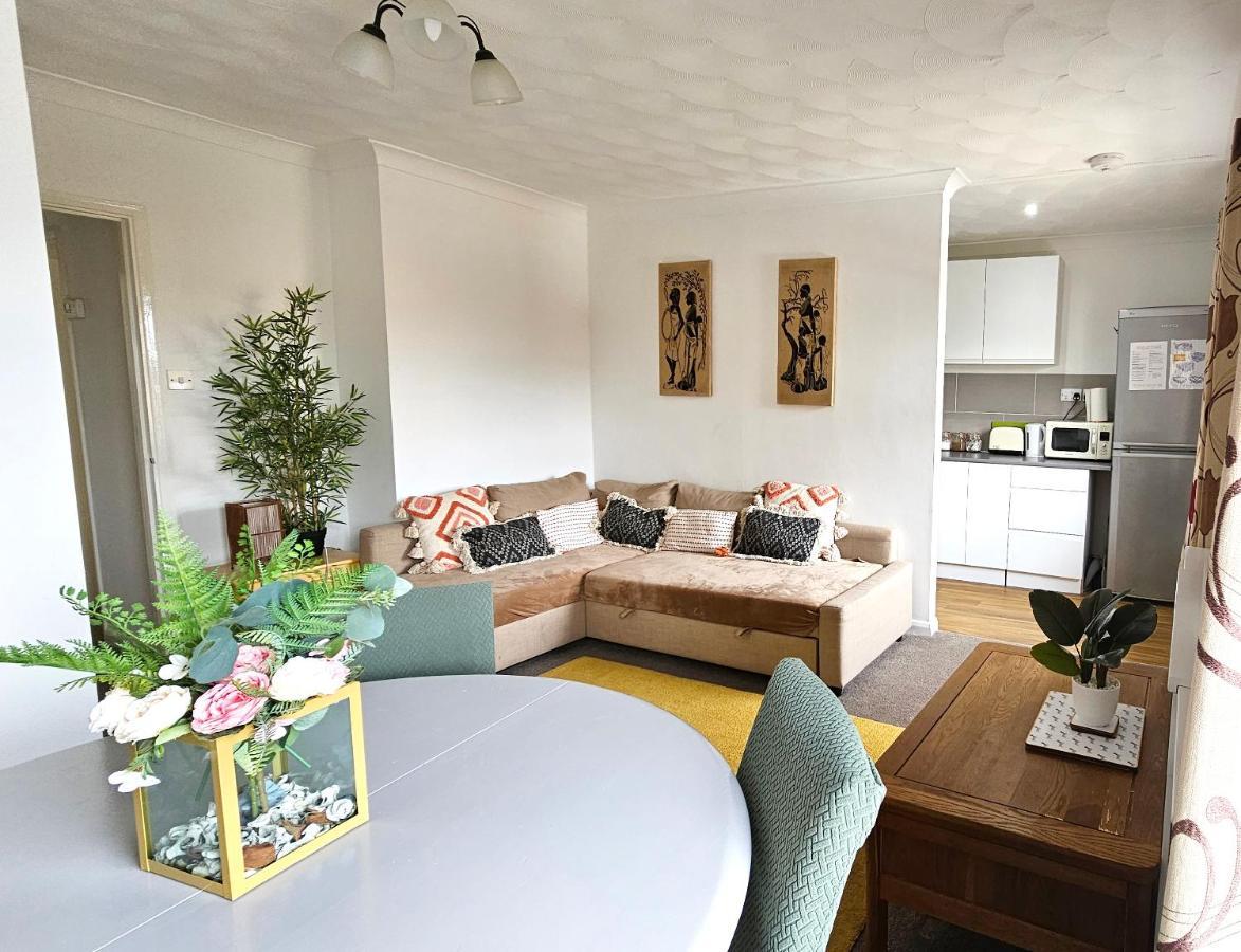 2 Bed Apt W/ Private Parking Close To Town Centre Huntingdon Exterior photo